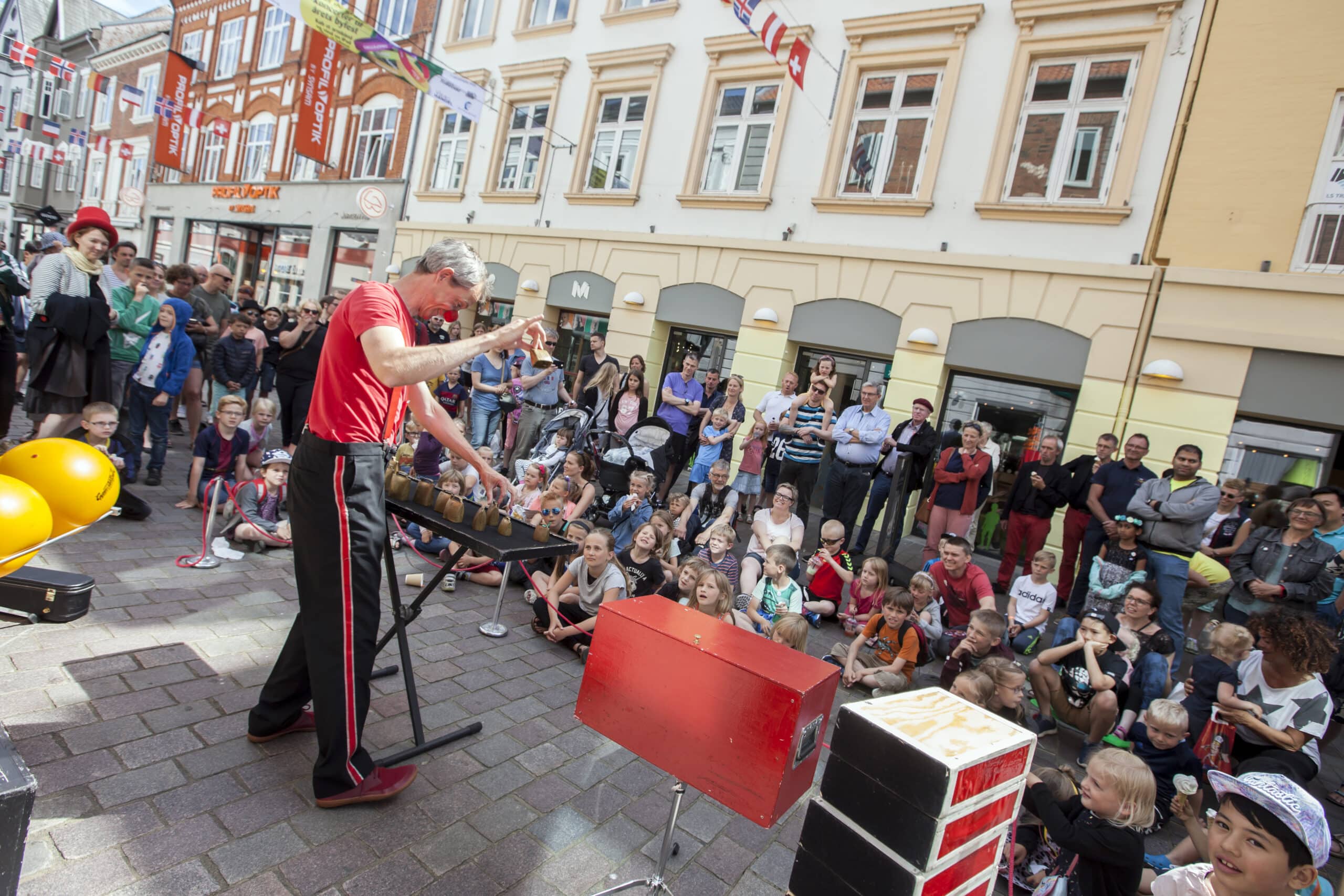Klovnen Tapé laver cirkus for børn på gaden i Viborg